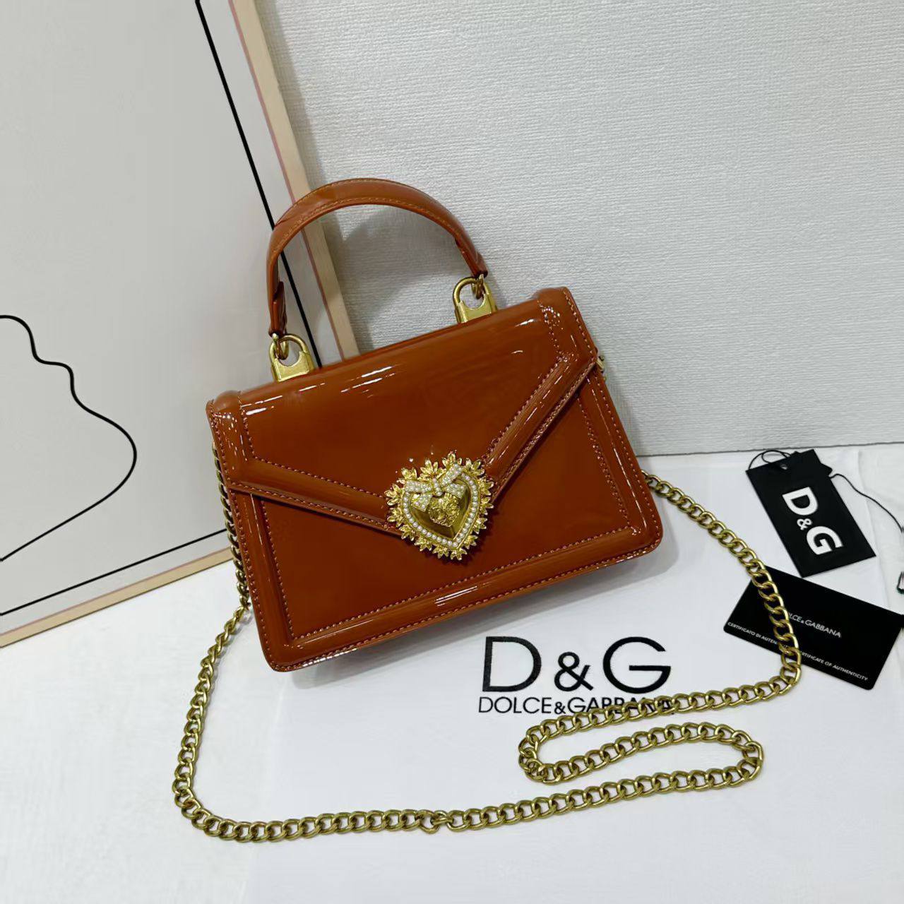 D&G
good quality 
with box 
🎁🎁🎁

100 dhs✅

Zain39
♥️♥️♥️