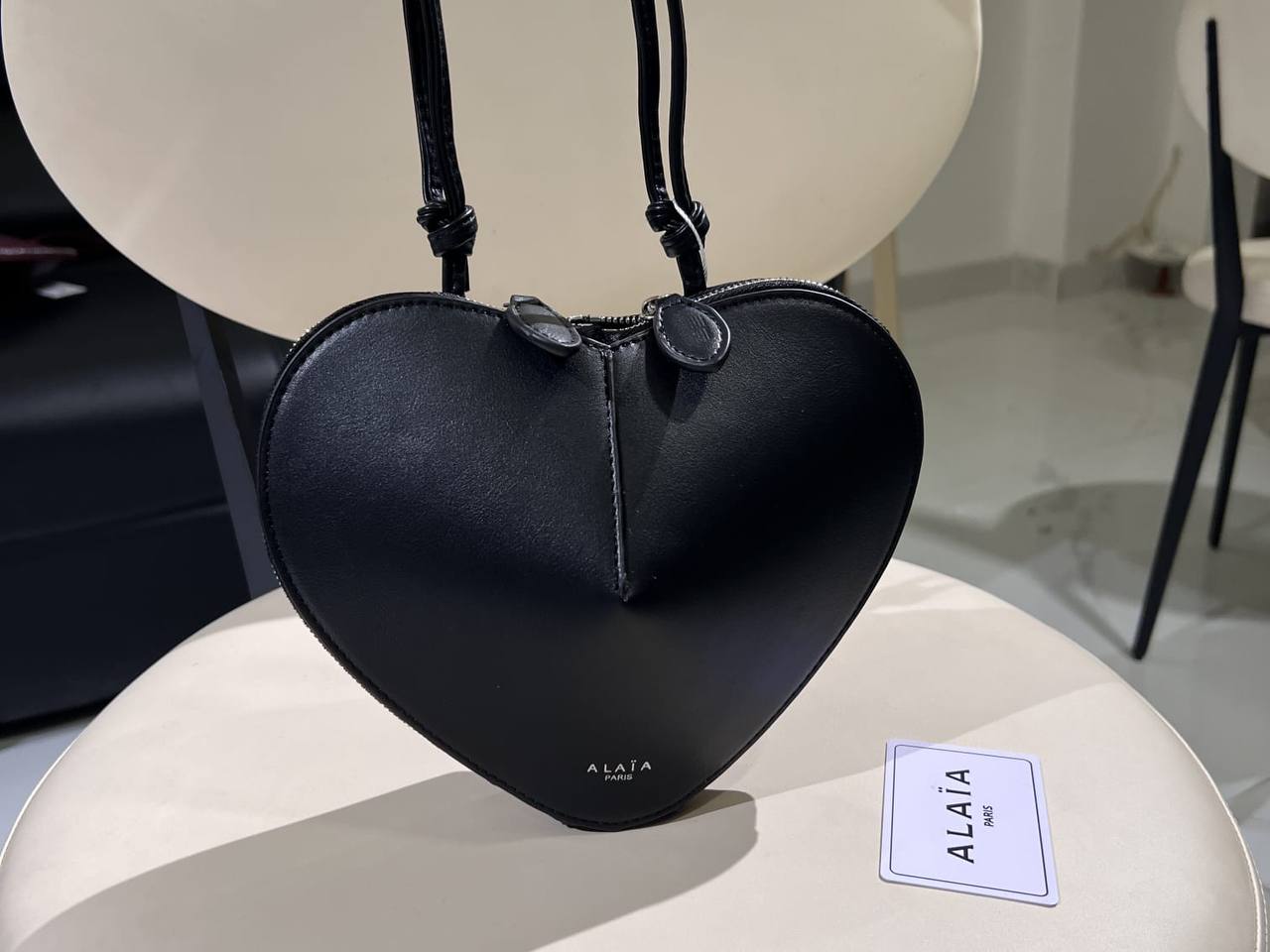 ALAIA
90 dhs✅
Heart-shaped shoulder bag

Zain26
♥️♥️♥️