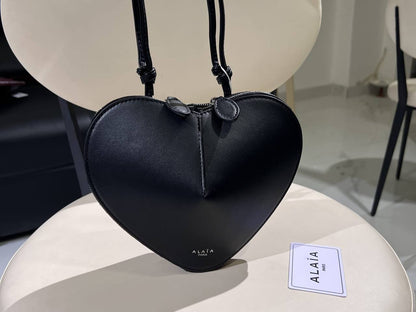ALAIA
90 dhs✅
Heart-shaped shoulder bag

Zain26
♥️♥️♥️