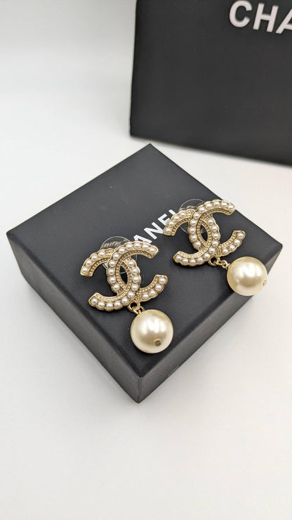 Chanel
*Master Quality* 
*Earrings*
95 dhs❣️ with Normal Box 🎁
110 dhs❣️ with Master Box 🎁

Zain210
♥️♥️♥️