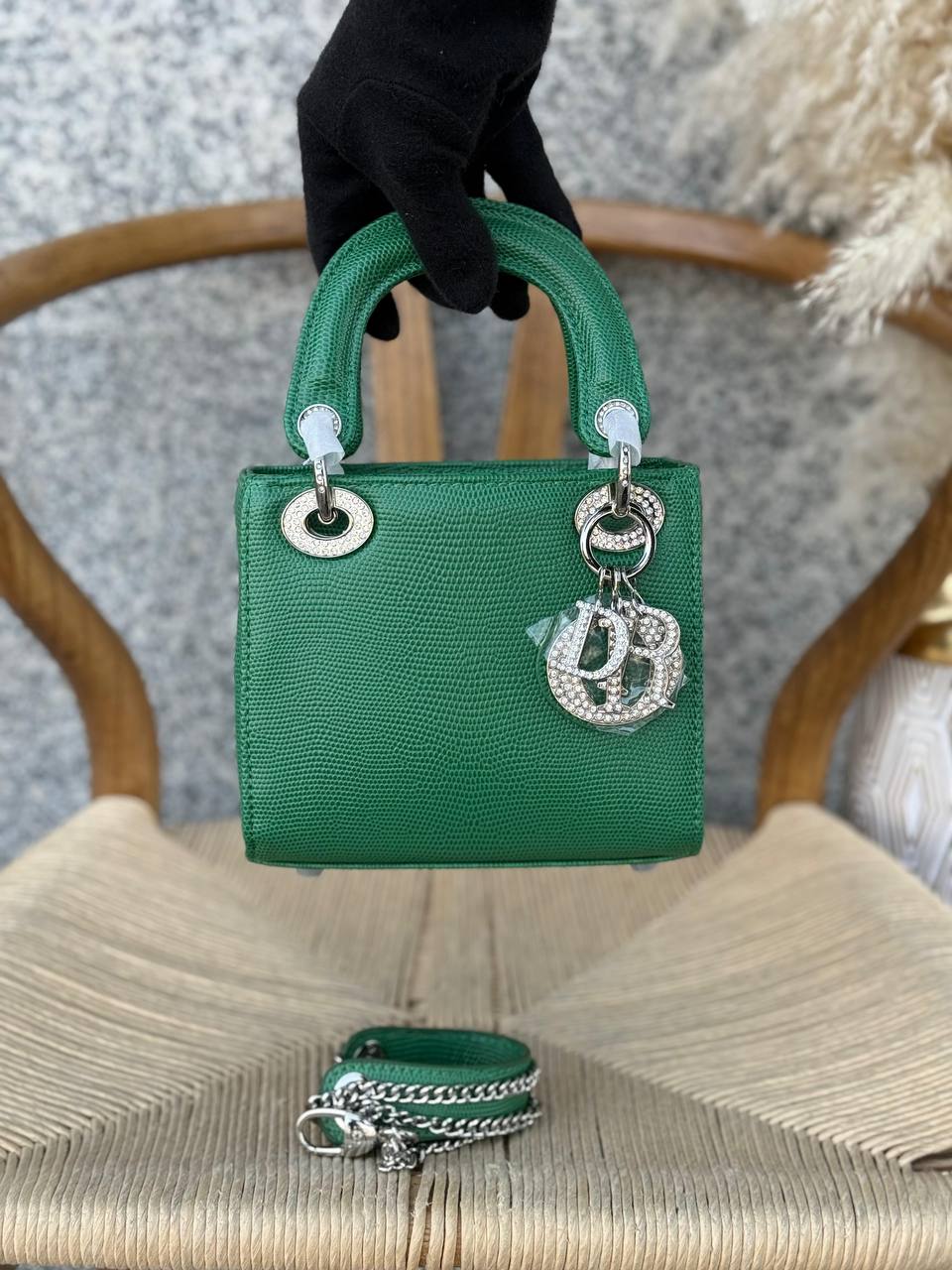 DIOR
17cm
310 dhs✅
Top quality 
With box🎁

Zain167
♥️♥️♥️
