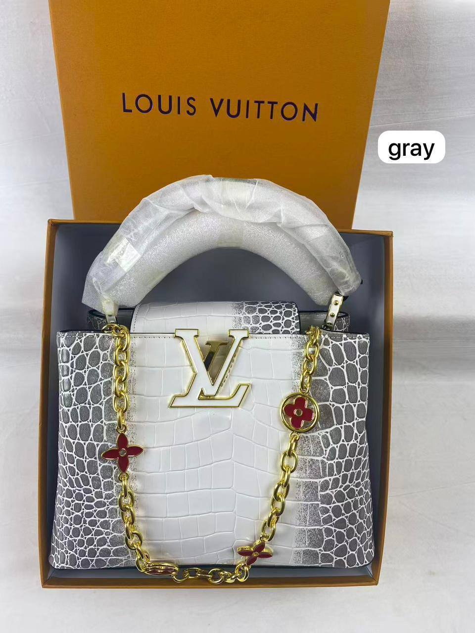 🌹 LV Capitalcines
1️⃣ First Quality +🎁
Size : 21 * 15 cm
100 dhs✅
with box🎁

Zain115
♥️♥️♥️