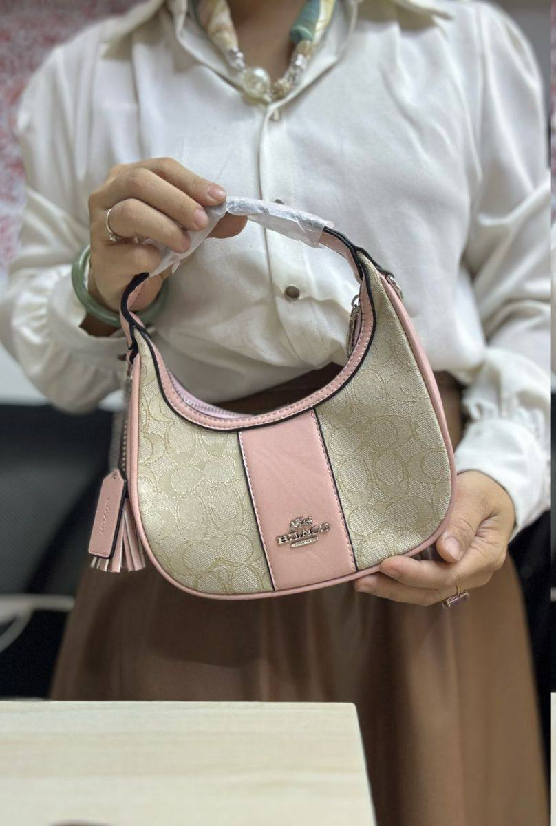 💗 Coach Carmen
1️⃣ First quality＋🎁
Size : 21 * 12 cm
85 dhs👑
with box🎁

Zain115
♥️♥️♥️