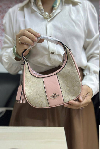 💗 Coach Carmen
1️⃣ First quality＋🎁
Size : 21 * 12 cm
85 dhs👑
with box🎁

Zain115
♥️♥️♥️