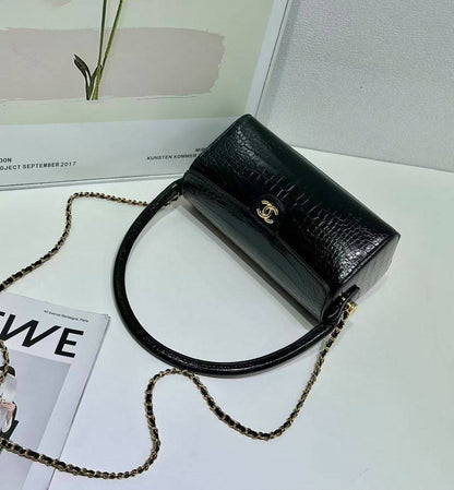 CHANEL 

NEW DESIGN 
GOOD QUALITY 
110 dhs🇦🇪🇦🇪

Zain39
♥️♥️♥️