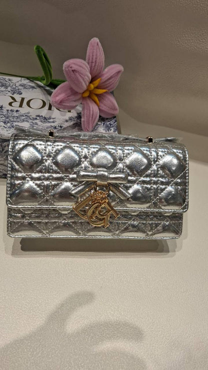 DIOR 
22cm 

box
🎁🎁🎁

120 dhs✅

Zain44
♥️♥️♥️