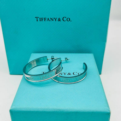 New arrival branded earrings stainless steel non tarnish 
30 dhs✅✅
40 dhs✅✅ with normal box 

Zain243
♥️♥️♥️