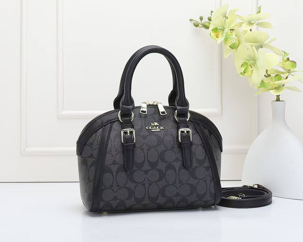 Coach
 Good Quality 

With Box 
🎁🎁🎁

95 dhs🪙🌨️

Zain250
♥️♥️♥️