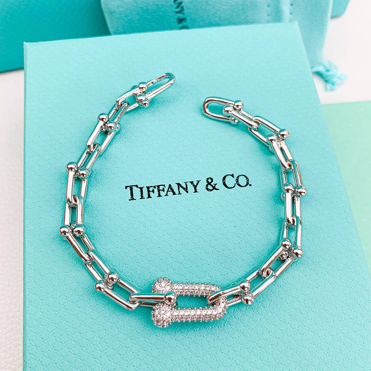 TIFFANY BRACELET 
💫✨MASTER
60 DHS🗽
WITH BOX AND PAPER BAG 🛍️🎁

Zain89
♥️♥️♥️