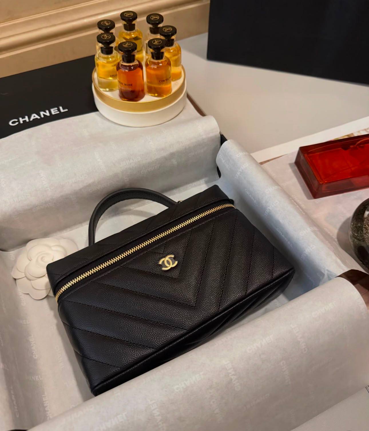 Chanel
100 dhs✅
Size：19cm
Good-quality with box

Zain35
♥️♥️♥️