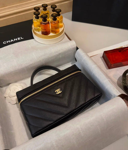 Chanel
100 dhs✅
Size：19cm
Good-quality with box

Zain35
♥️♥️♥️