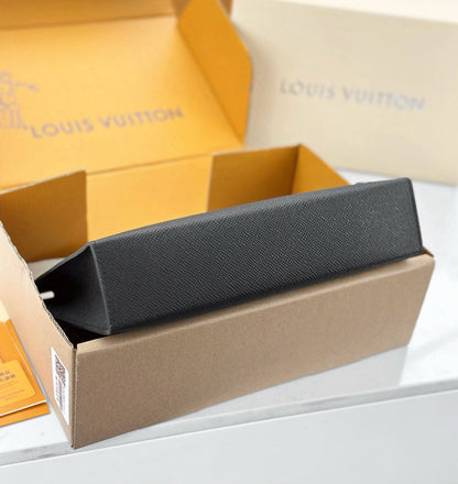 LOUIS VUITTON HAND BAG POUCH NEW CAME GOOD QUALITY WITH 
BOX 
95 dhs✅

Zain295
♥️♥️♥️