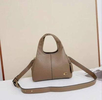 Coach

Good Quality 

With box🎁🎁🎁

100 dhs🌺

Zain143
♥️♥️♥️