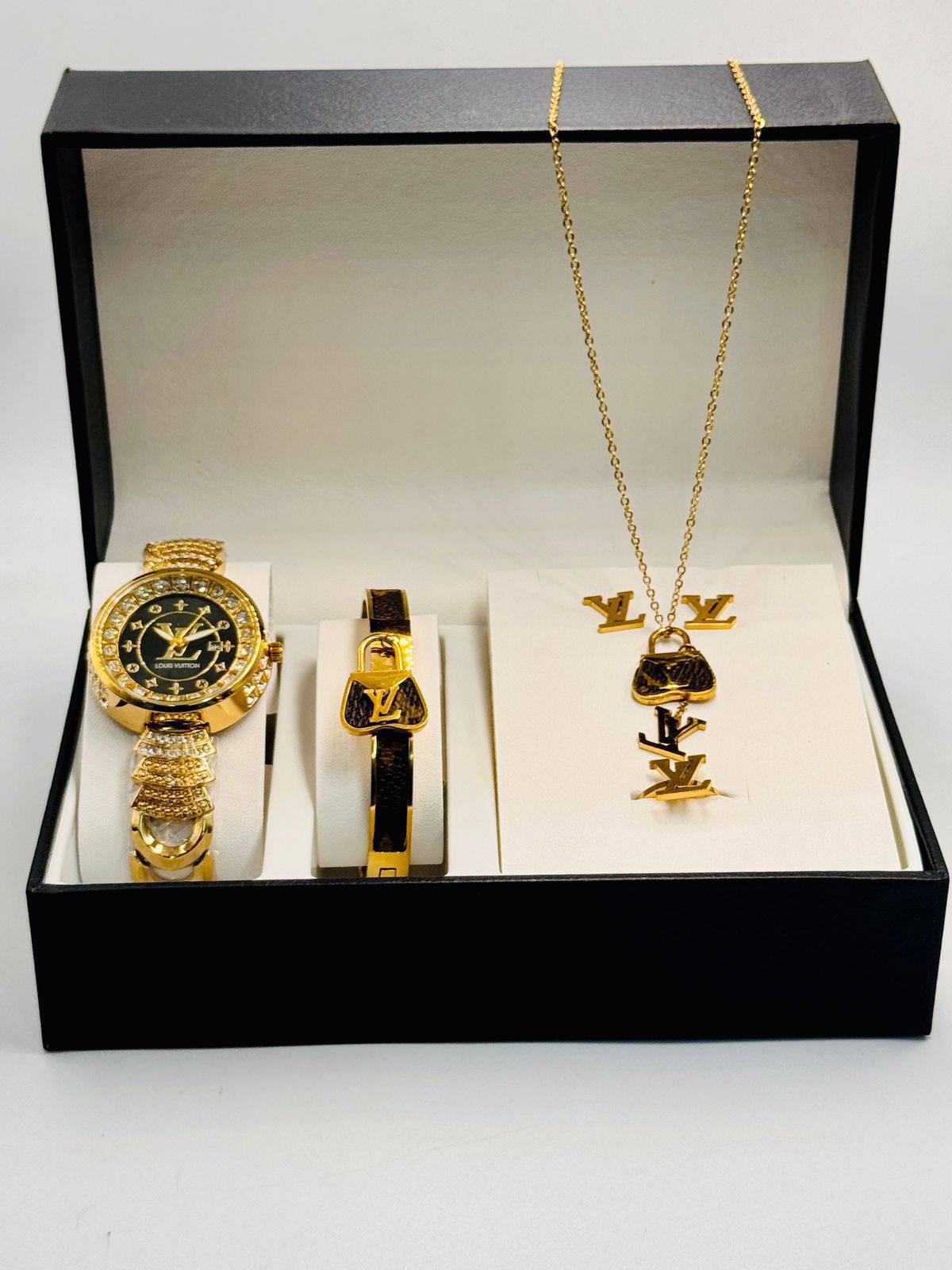 Ladies watch set 

with box 
🎁🎁🎁

90 dhs❣️

Zain08
♥️♥️♥️