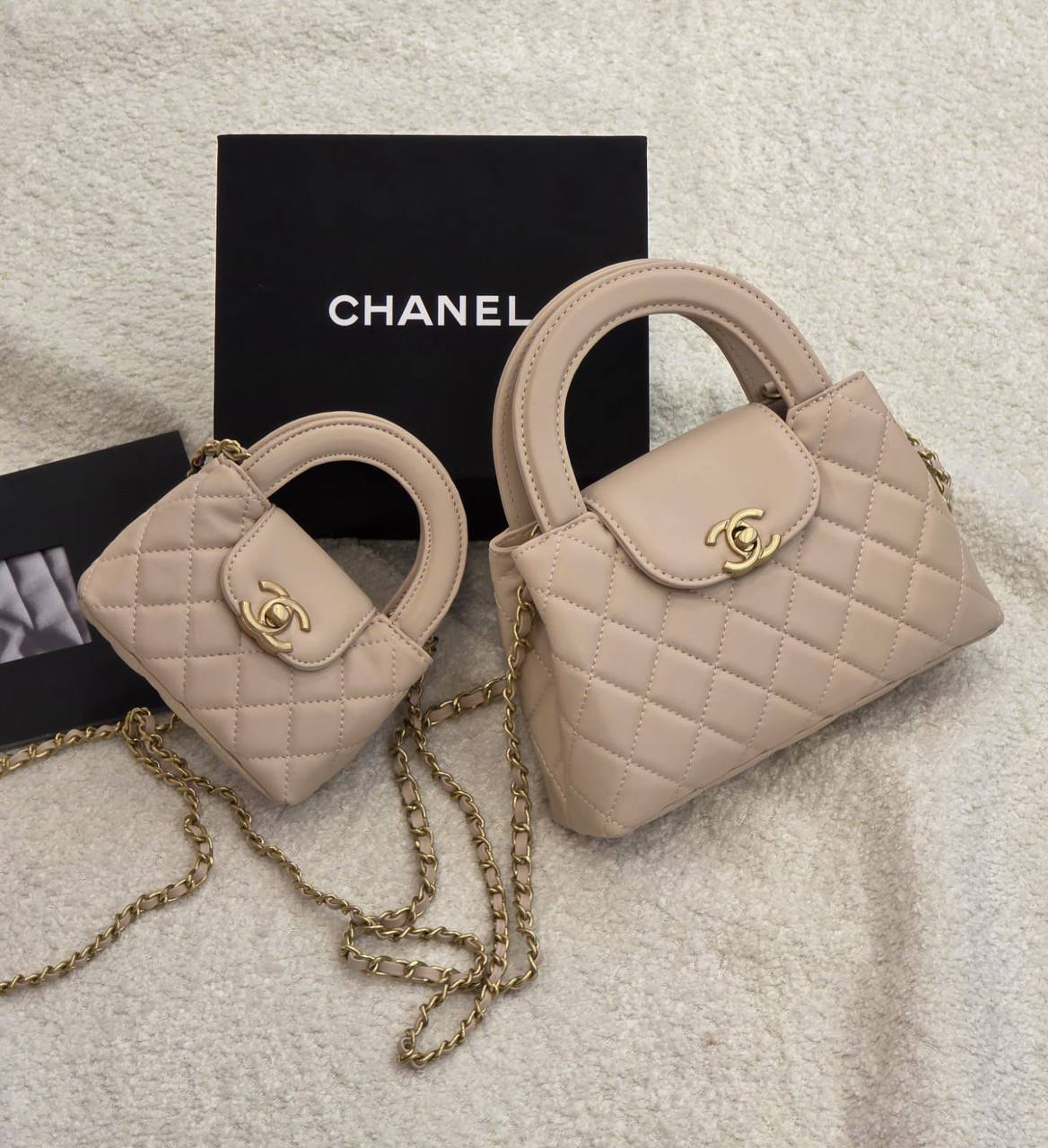 Chanel

 20Cm 
230 dhs🌺

 12Cm
170 dhs🌺

     WITH BOX
🎁🎁🎁

Zain131
♥️♥️♥️