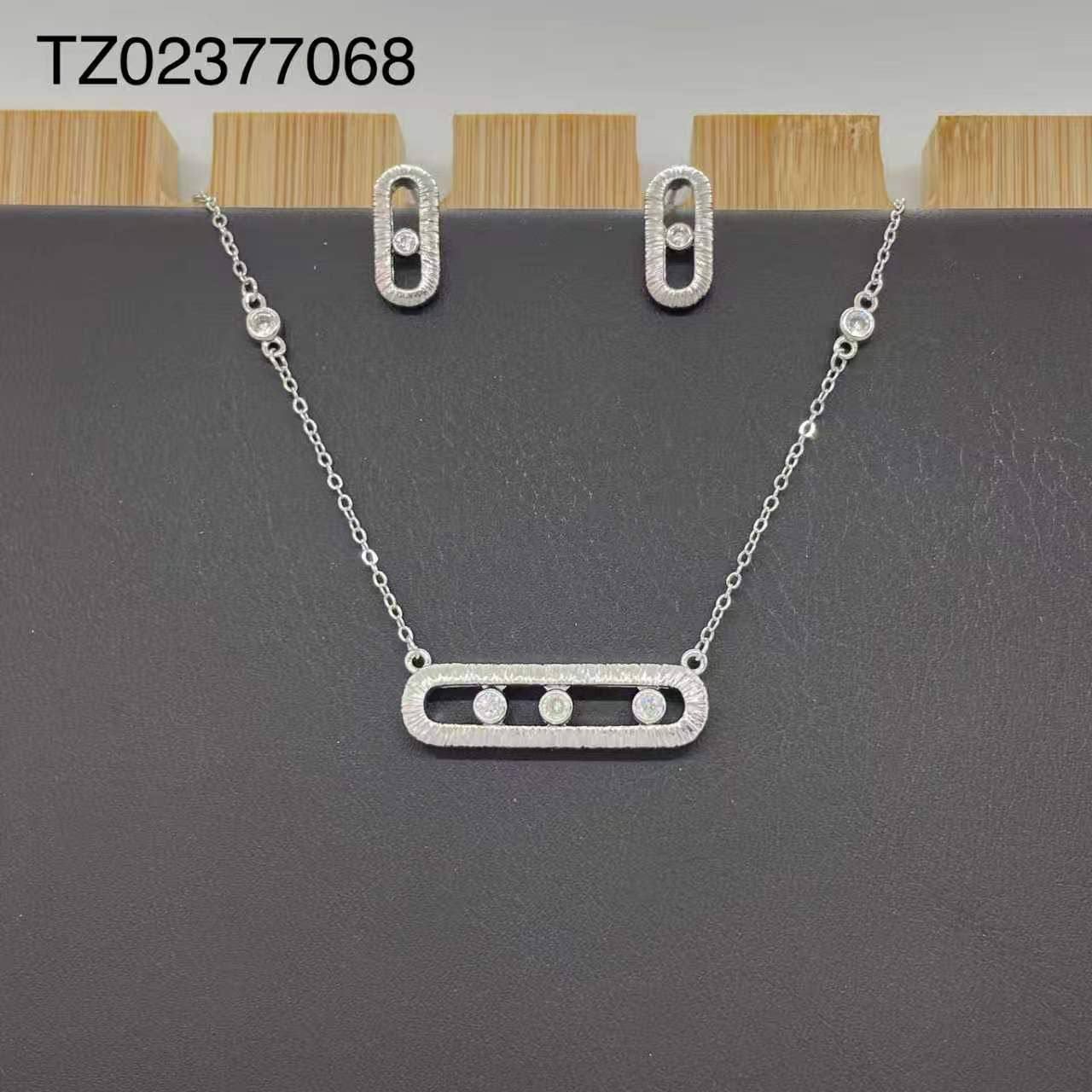 Messika and Dior 
Necklace 🔥
Earring 🐦‍🔥
good quality 💯
With brand boxes 🗃️ 
40 dhs✅

Zain216
♥️♥️♥️