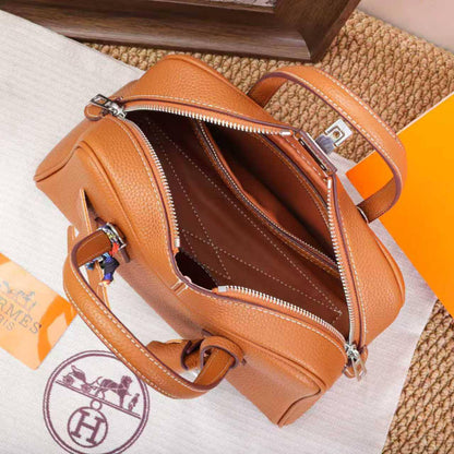 🌹 Hermes Boston 
1️⃣ First  quality ＋🎁
Size : 25 * 16 cm
95 dhs✅
with box 🎁

Zain115
♥️♥️♥️