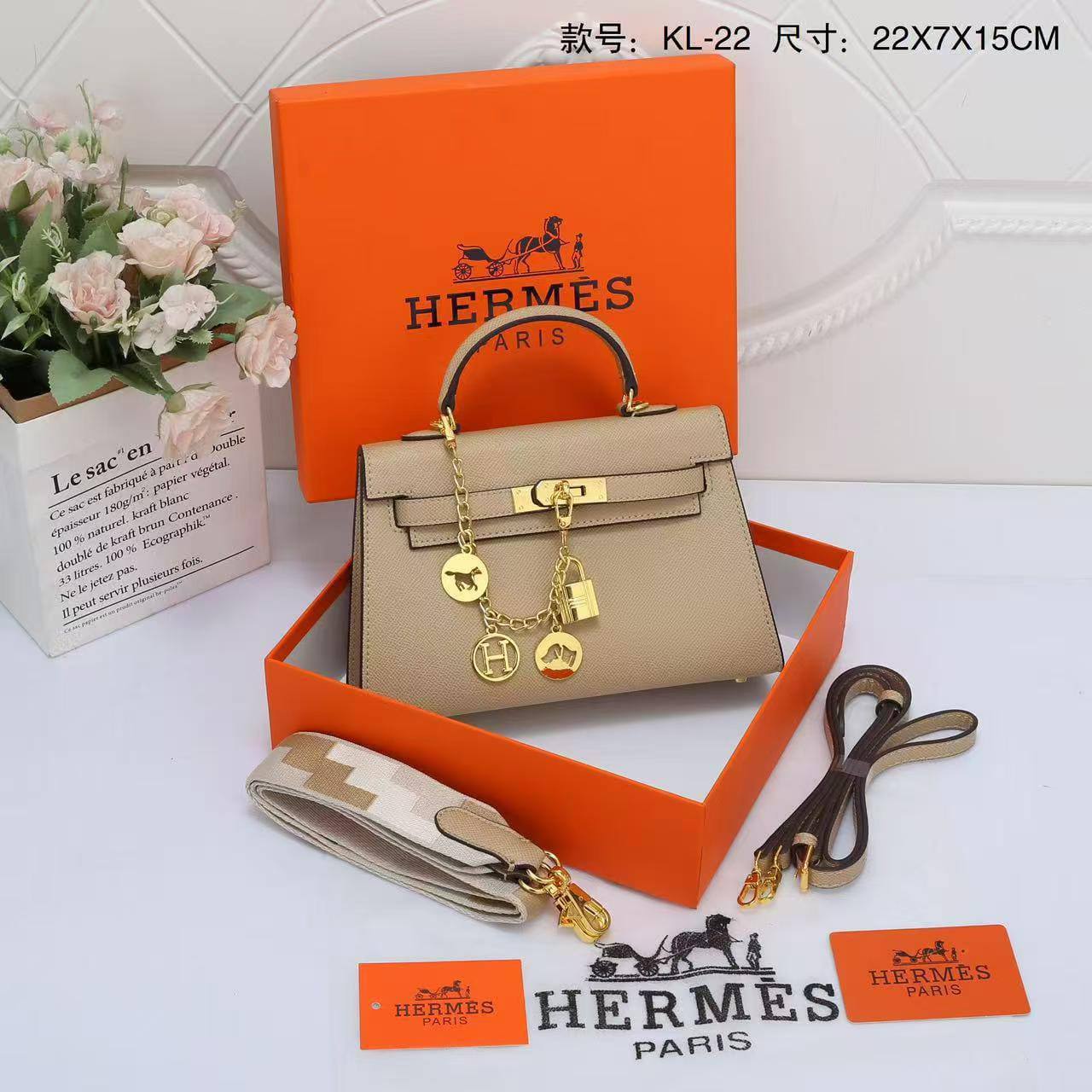 Hermes
Size  22cm
Withbox
100 dhs🇦🇪🇦🇪

Zain04
♥️♥️♥️