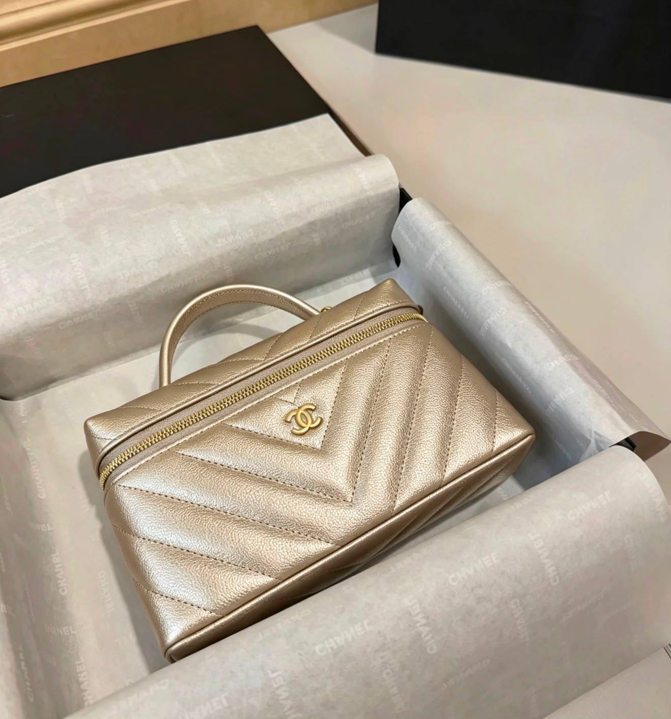 Chanel
100 dhs✅
Size：19cm
Good-quality with box

Zain35
♥️♥️♥️