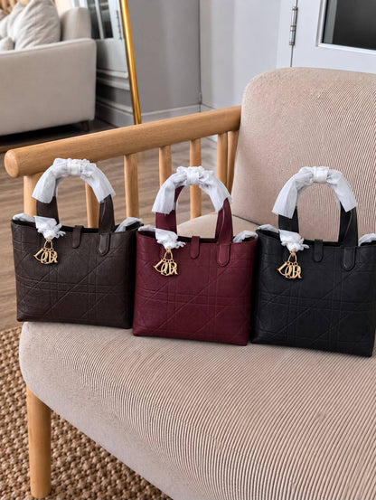 DIOR  
SUPER MASTER QUALITY 
Size :25 cm 
AVAILABLE 

For Price 👇 WhatsApp✅
0568585901 
0507557372
0552275751 Owner Zain 👌

Zain307
♥️♥️♥️