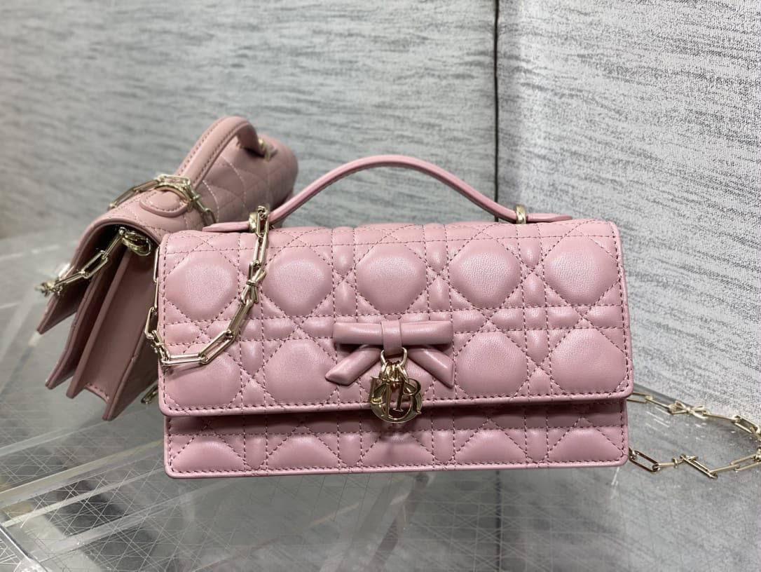 Dior My Dior Mini Bag
*Size 21 cm*
For Price 👇 WhatsApp✅
0568585901 
0507557372
0552275751 Owner Zain 👌

Zain274
♥️♥️♥️