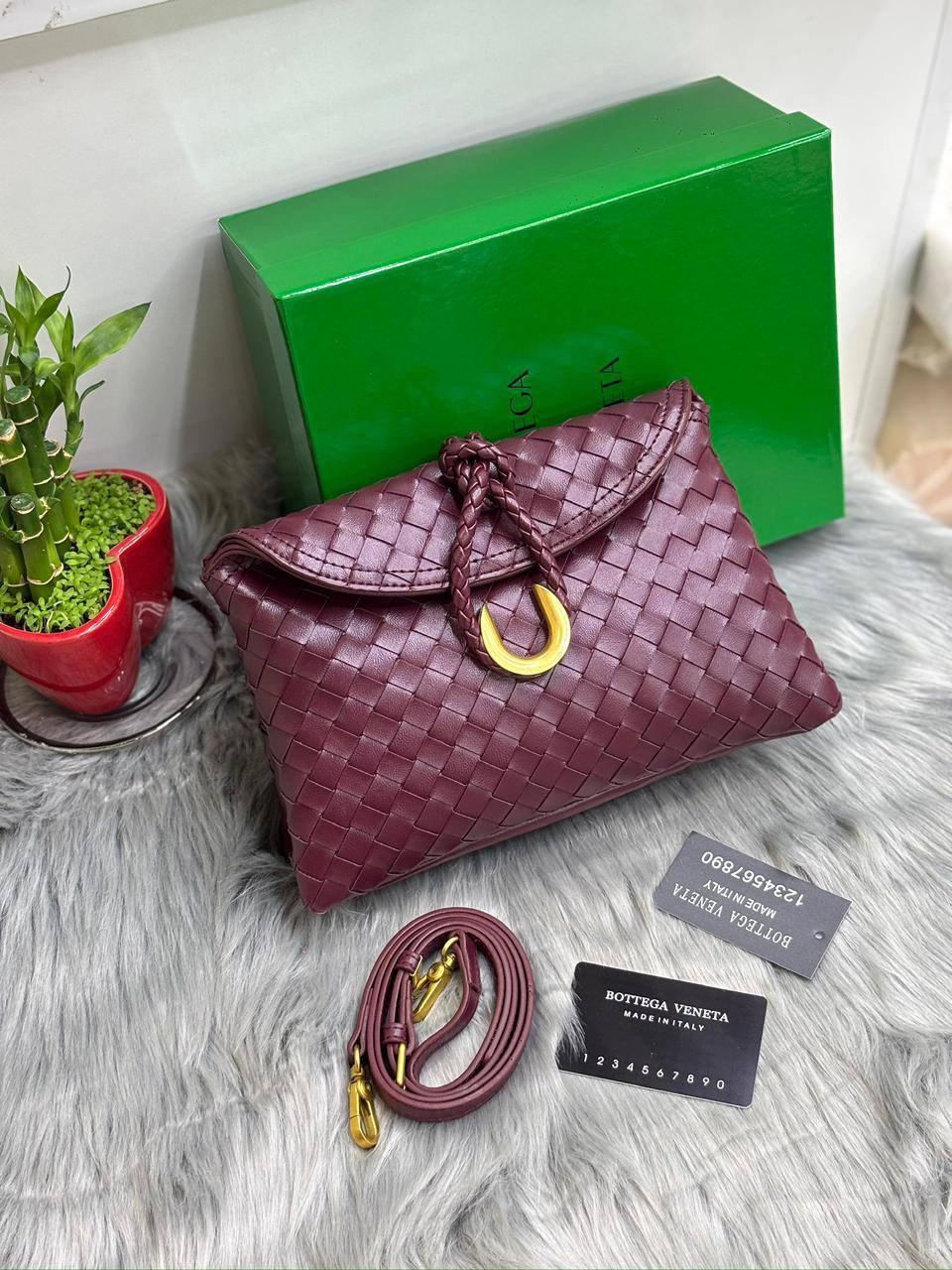 BOTTEGA
SIZE  ………26 CM 🥰
90 dhs❤️

with Box🌷
🎁🎁🎁

Zain244
♥️♥️♥️