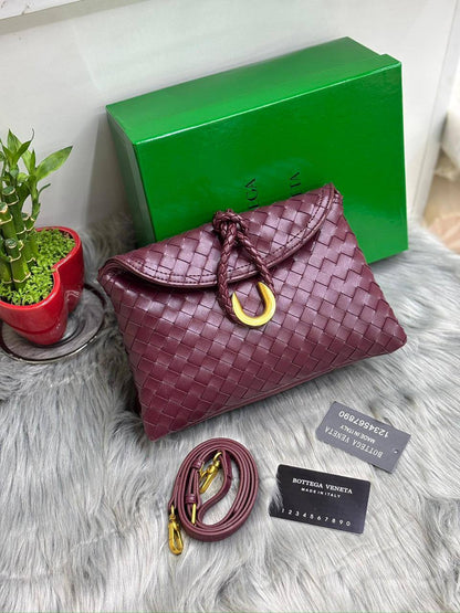BOTTEGA
SIZE  ………26 CM 🥰
90 dhs❤️

with Box🌷
🎁🎁🎁

Zain244
♥️♥️♥️