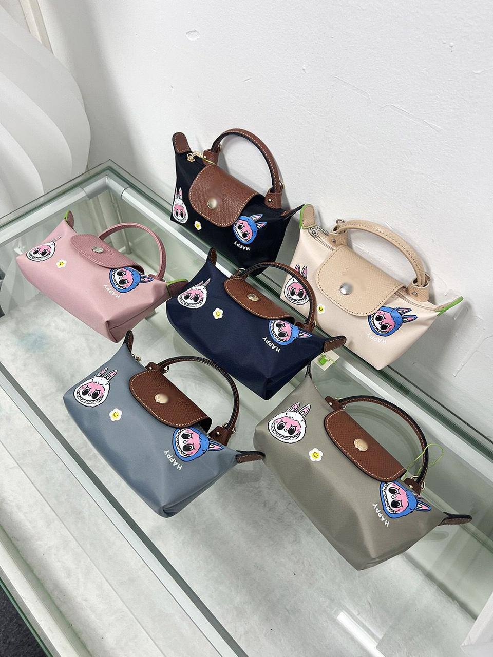 🎄Christmas gifts 🎊 
⛄️Labubu＋LongChamp 
1️⃣ First  Quality 
Size：20 * 10 * 5 cm
45 dhs🪙🌨️

Zain115
♥️♥️♥️