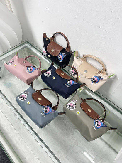 🎄Christmas gifts 🎊 
⛄️Labubu＋LongChamp 
1️⃣ First  Quality 
Size：20 * 10 * 5 cm
45 dhs🪙🌨️

Zain115
♥️♥️♥️