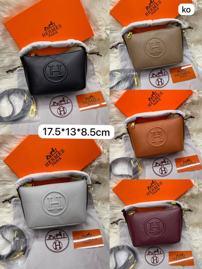 Hermes Brac
size : 17.5 * 13 * 8.5 cm
80 dhs🪙🖤

with box 🎁

Zain115
♥️♥️♥️