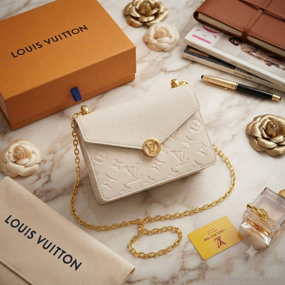 LV
Wallet On Chain Rosy
Monogram & Empreinte Leather
In Gold Hardware
Size : 17 cm
With BOX

90 dhs💛

Zain239
♥️♥️♥️