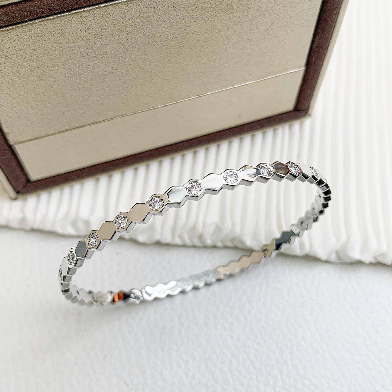 CHAUMET BANGLE
55 Dhs💓
MASTER QUALITY💫✨
WITH BOX AND PAPER BAG 🛍️🎁

Zain89
♥️♥️♥️