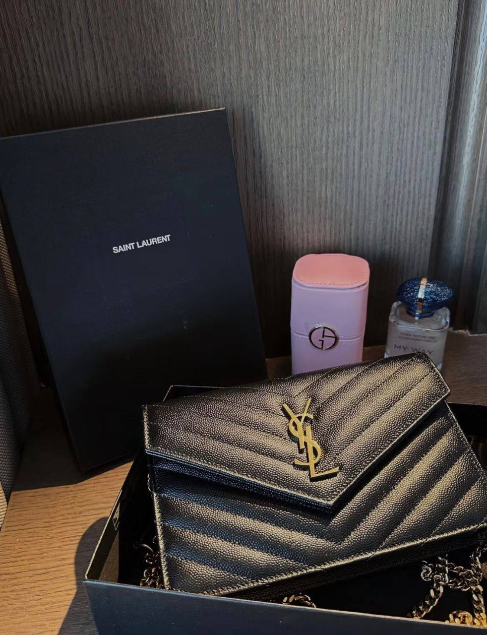 YSL

85 dhs🇦🇪

SIZE：18cm

With the box
🎁🎁🎁

Zain35
♥️♥️♥️