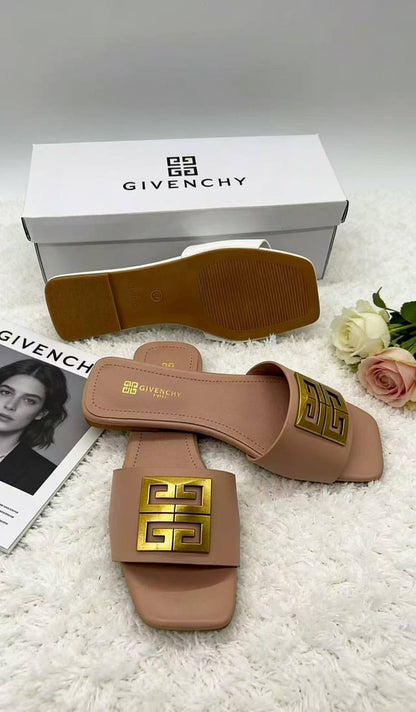 Givenchy
Slippers Sizes 
36-41 
60 dhs🇦🇪

Zain232
♥️♥️♥️