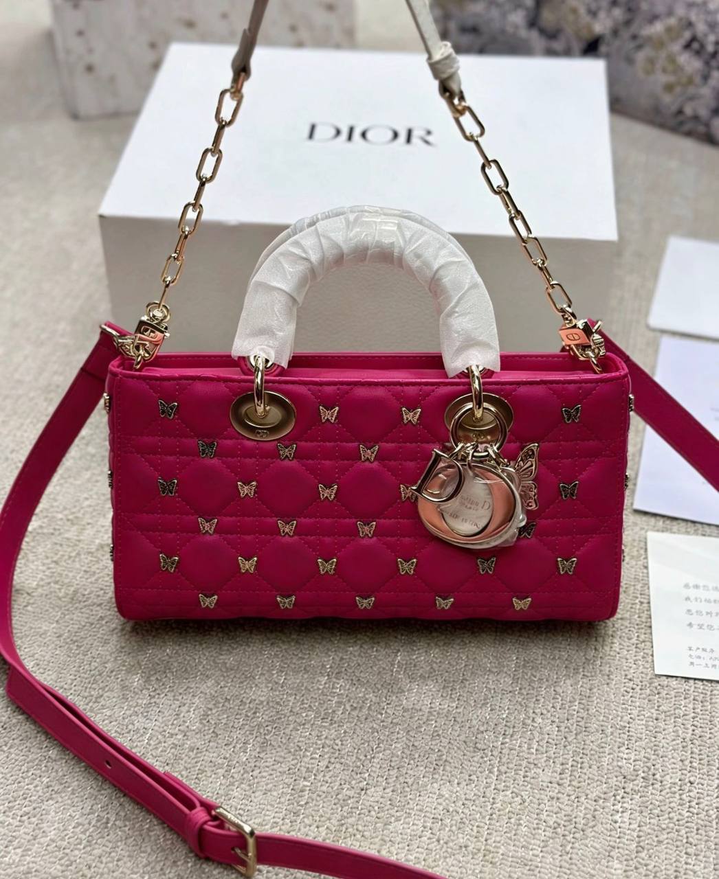 Dior
130 dhs✅
High quality 

with box
🎁🎁🎁

Zain35
♥️♥️♥️