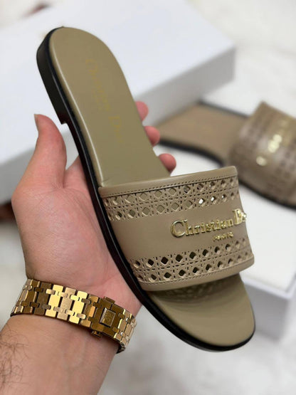 😍  DIOR 😍

💎 _*VIP QUALITY +A*_ 💎

Size 37 To 41*_ ✨

450 dhs💛

Zain292
♥️♥️♥️
