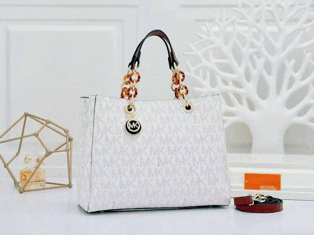 MK 
GOOD QUALITY 
90 dhs💓

Zain39
♥️♥️♥️