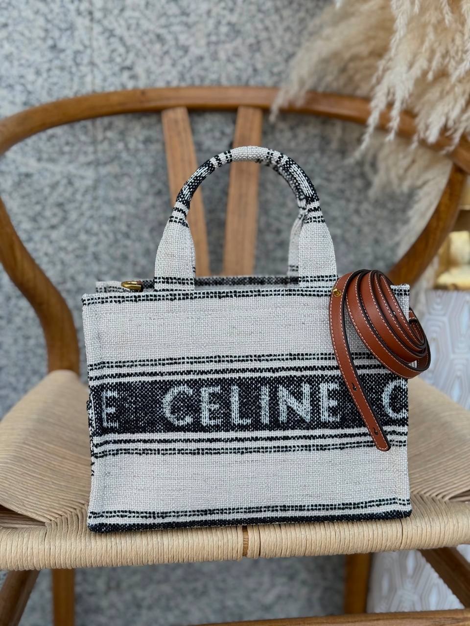CELINE
26cm
320 dhs🇦🇪🇦🇪
Top quality

Zain167
♥️♥️♥️