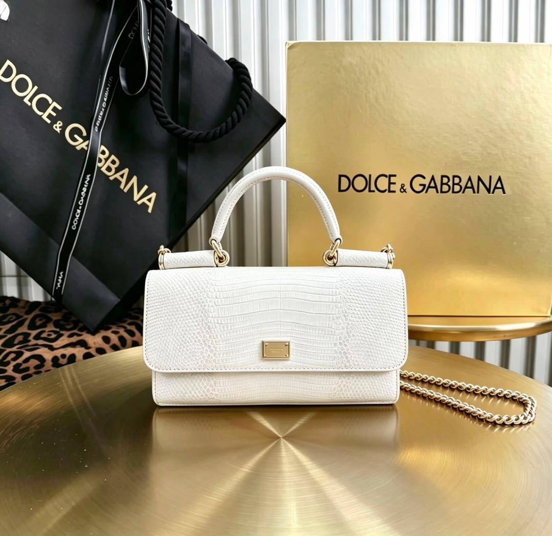 Dolce & GABBANA

100 DHS🇦🇪

 each 

with box
Zain26
♥️♥️♥️