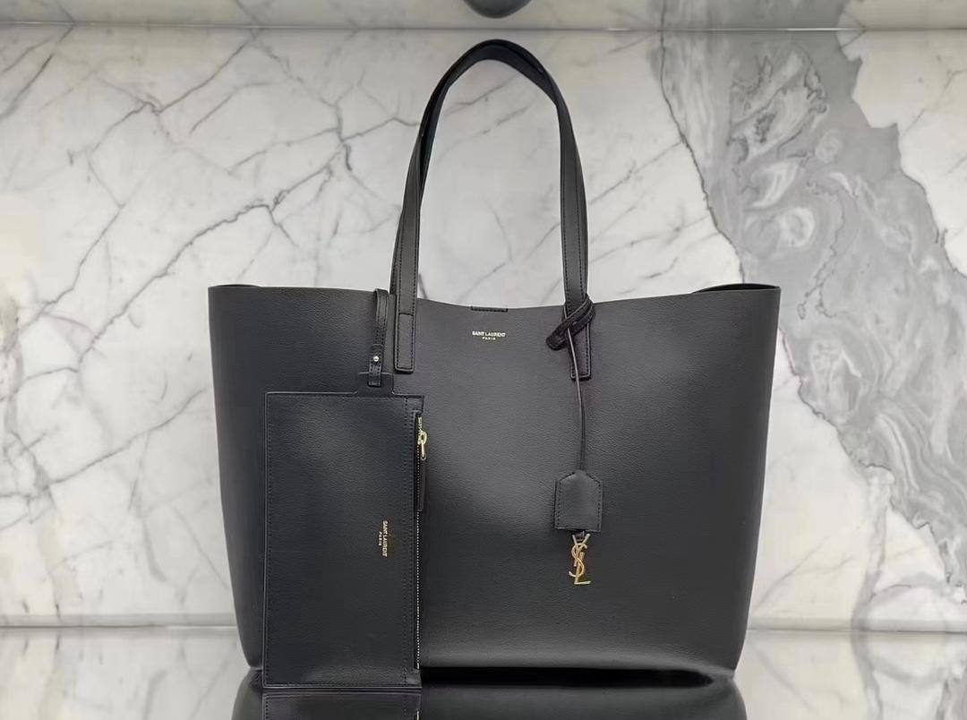 YSL
100 dhs🪙🌺

Good quality with zipper

Zain35
♥️♥️♥️