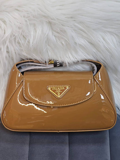 Prada
85 dhs✅
With box

Zain219
♥️♥️♥️