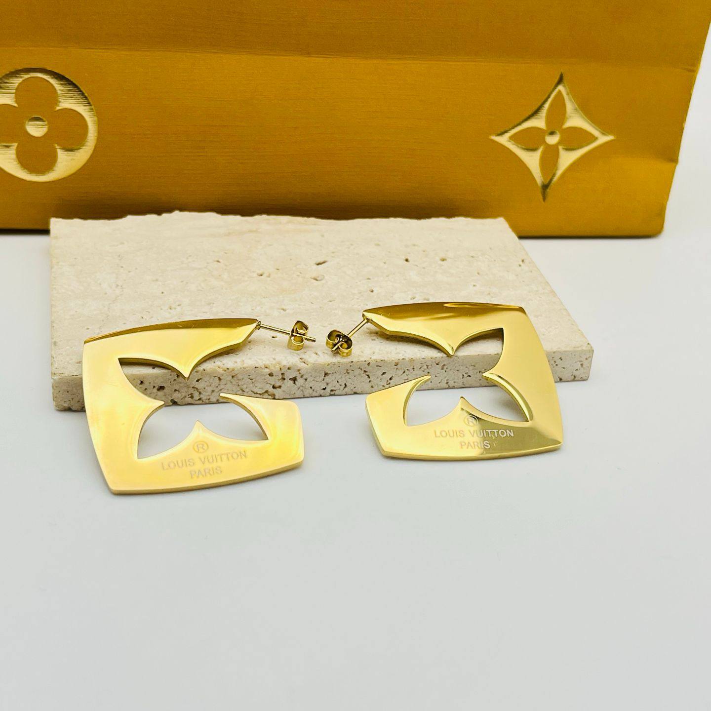 New arrival branded earrings 
Stainless steel Color not going 
30 dhs❣️

Zain243
♥️♥️♥️