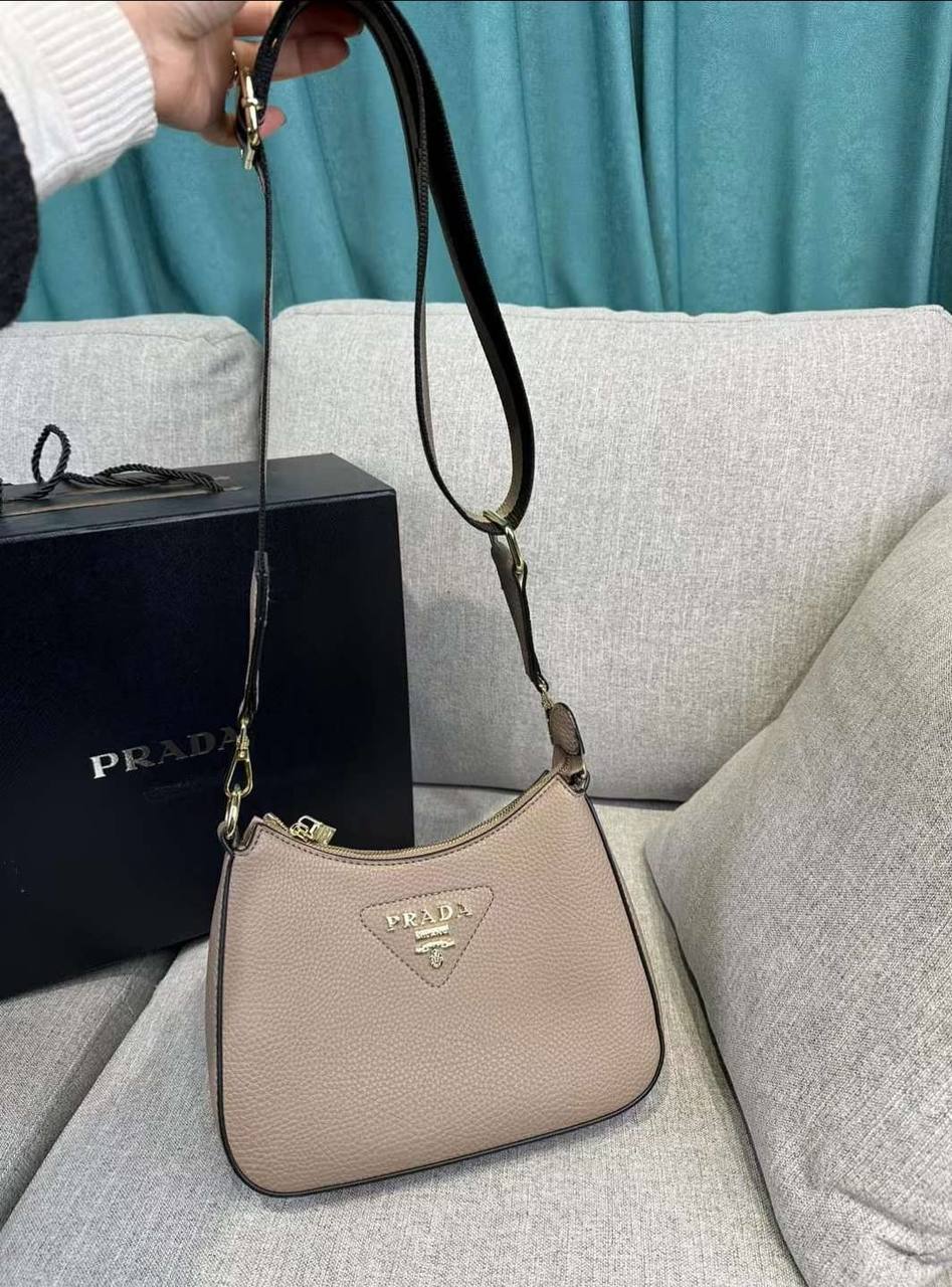 Prada

100 dhs✅

with box
🎁🎁🎁

Zain235
♥️♥️♥️