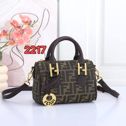 Fendi
100 dhs✅
size：20cm
Good-quality 

with box
🎁🎁🎁

Zain35
♥️♥️♥️