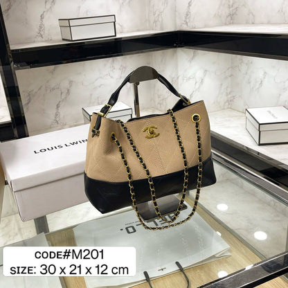CHANEL 25ᴀ  ʜᴏʙᴏ
sᴜᴀᴅᴇ ᴄᴀʟғsᴋɪɴ & 
ʟᴇᴀᴛʜᴇʀ ᴍᴀᴛᴇʀɪᴀʟ
ɢᴏʟᴅ ʜᴀʀᴅᴡᴀʀᴇ
sɪᴢᴇ: 30 cm

75 dhs🪙🌨️

Zain31
♥️♥️♥️