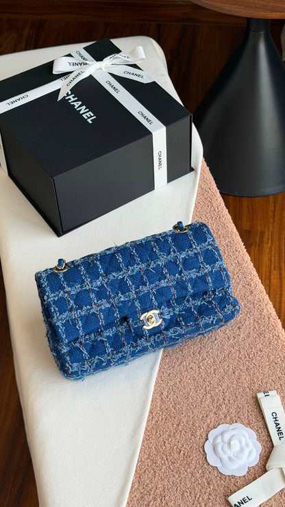 NEW CHANEL Jeans

*SiZe  20 & 25 CM*

*✨VIP QUALITY✨*

*with complete packing*🎁
For Price 👇 WhatsApp✅
0568585901 
0507557372
0552275751 Owner Zain 👌

Zain280
♥️♥️♥️