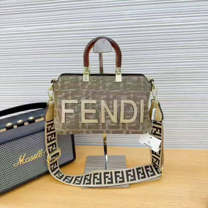 Fendi
23*15*9cm
65 dhs🪙🌨️

Zain17
♥️♥️♥️