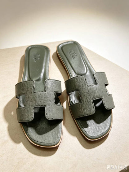 NEW CAME🥰
HERMES SLIPPER
GOOD QUALITY
90 dhs🇦🇪🇦🇪
SIZE: 36 TO 41

Zain40
♥️♥️♥️