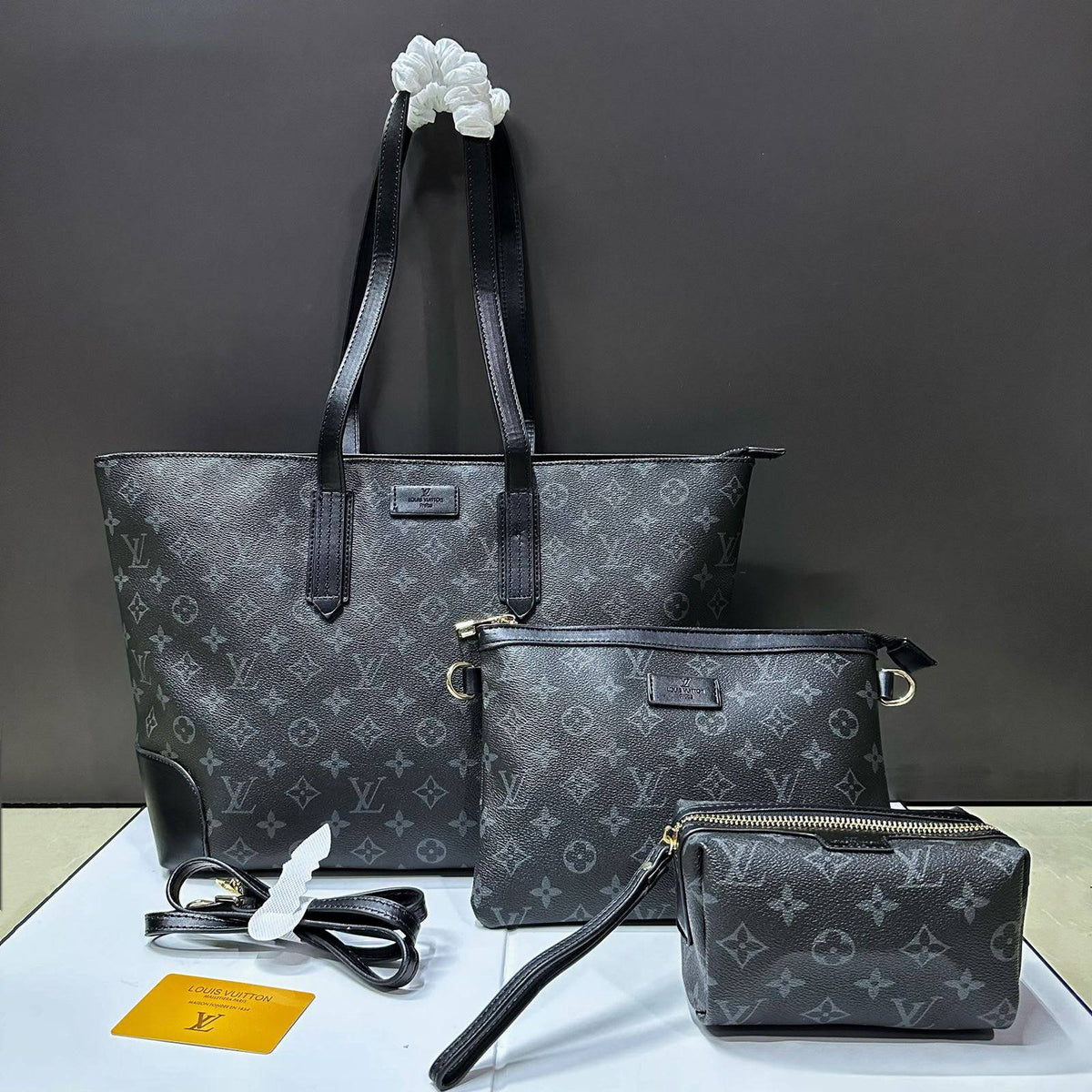 LOUIS VUITTON 


3 IN 1 , 

NEW CAME 

GOOD QUALITY 
115 dhs🇦🇪🇦🇪

Zain39
♥️♥️♥️