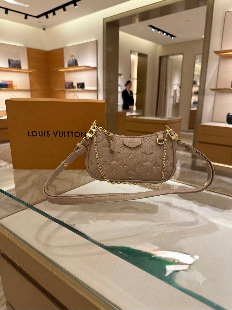 LV ᴇᴍᴘʀᴇɪɴᴛᴇ
sʜᴏᴜʟᴅᴇʀ ʙᴀɢ /ʟᴏɴɢ sᴛʀᴀᴘ
ɢᴏʟᴅʜᴀʀᴅᴡᴀʀᴇ 
ᴡɪᴛʜʙᴏx
ʟᴇᴀᴛʜᴇʀ
sɪᴢᴇ:21ᴄᴍ
95 dhs🇦🇪🇦🇪

Zain56
♥️♥️♥️